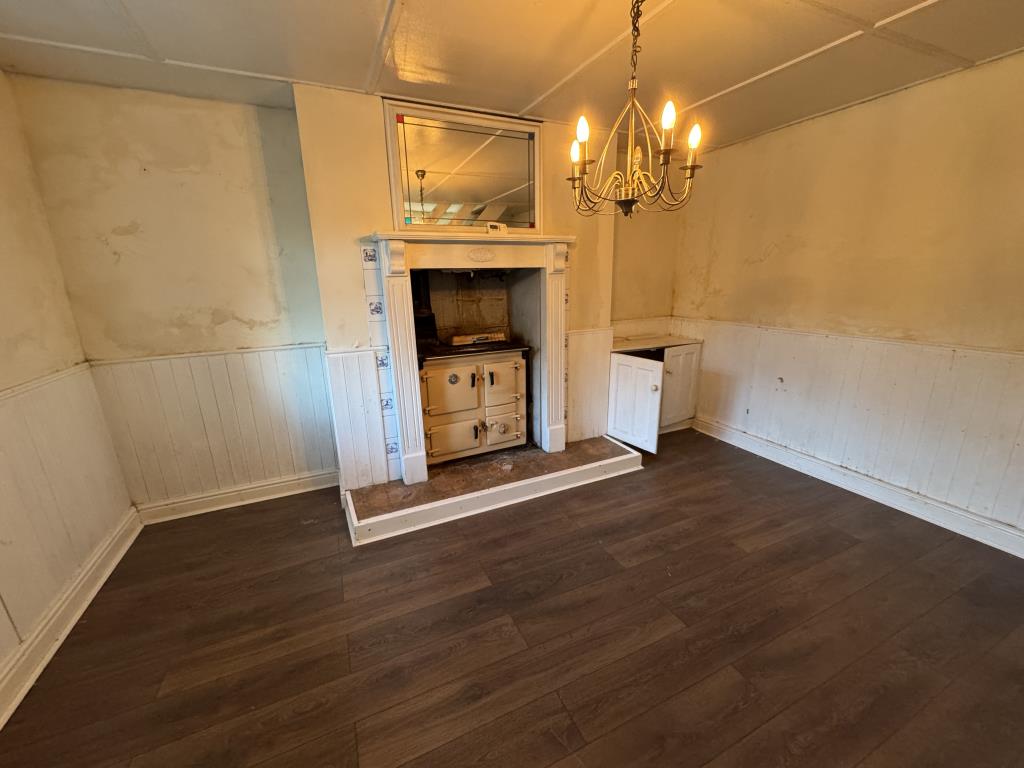 Lot: 104 - SEMI-DETACHED HOUSE FOR IMPROVEMENT - Dining room